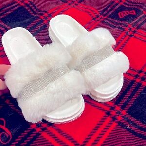 Brazilian women’s flip flops sz. 7.5, faux fur with sequins trim